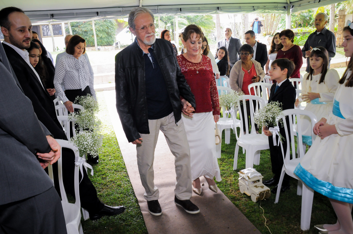entrada-dos-noivos-no-sítio-granja-viana-festa-adulto-bodas-de-ouro-placidia-e-eider