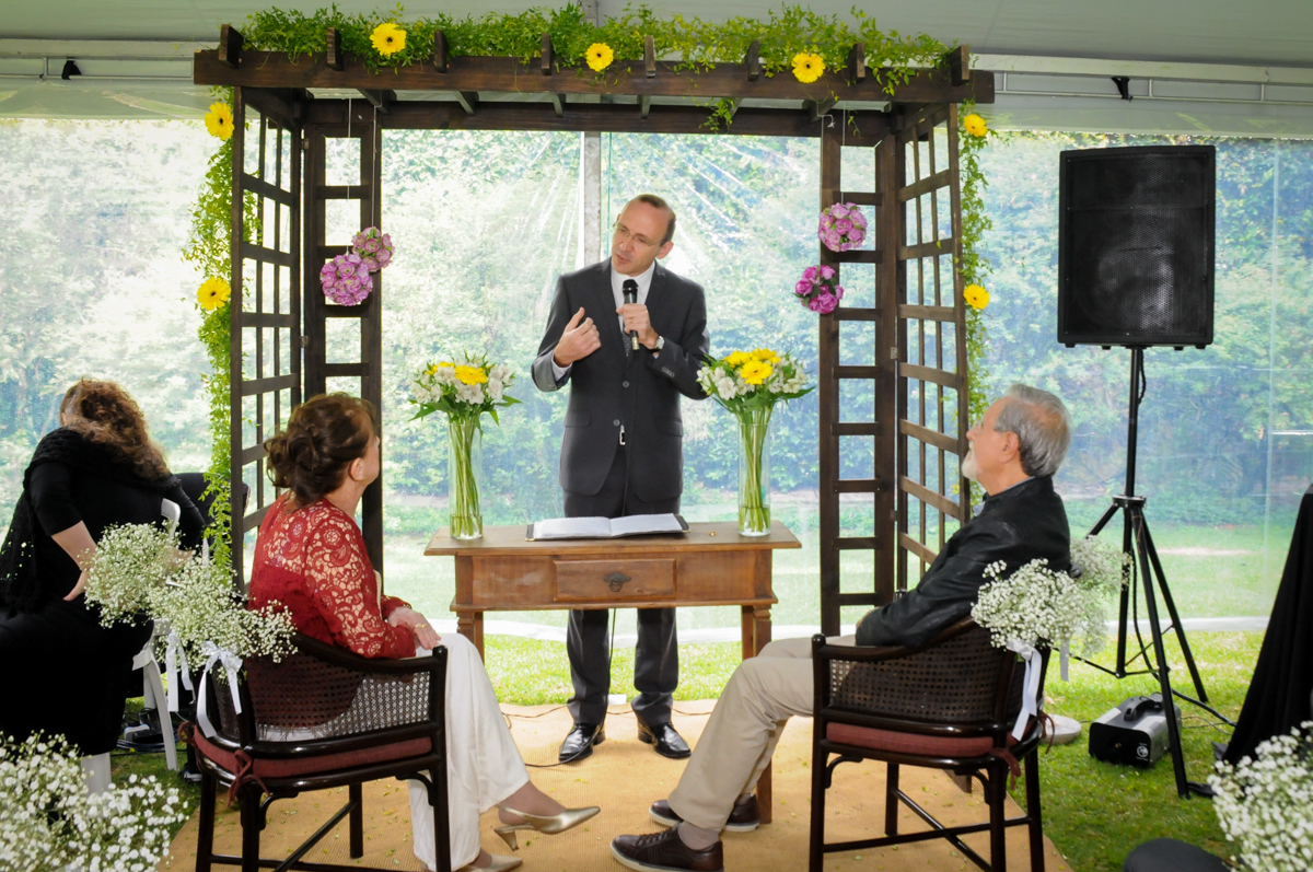 o-orador-discursa-no-sítio-granja-viana-festa-adulto-bodas-de-ouro-placidia-e-eider