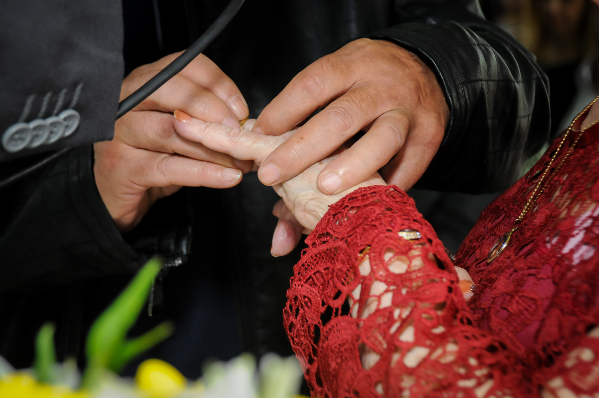 colocando-a-aliança-no-dedo-da-noiva-no-sítio-granja-viana-festa-adulto-bodas-de-ouro-placidia-e-eider