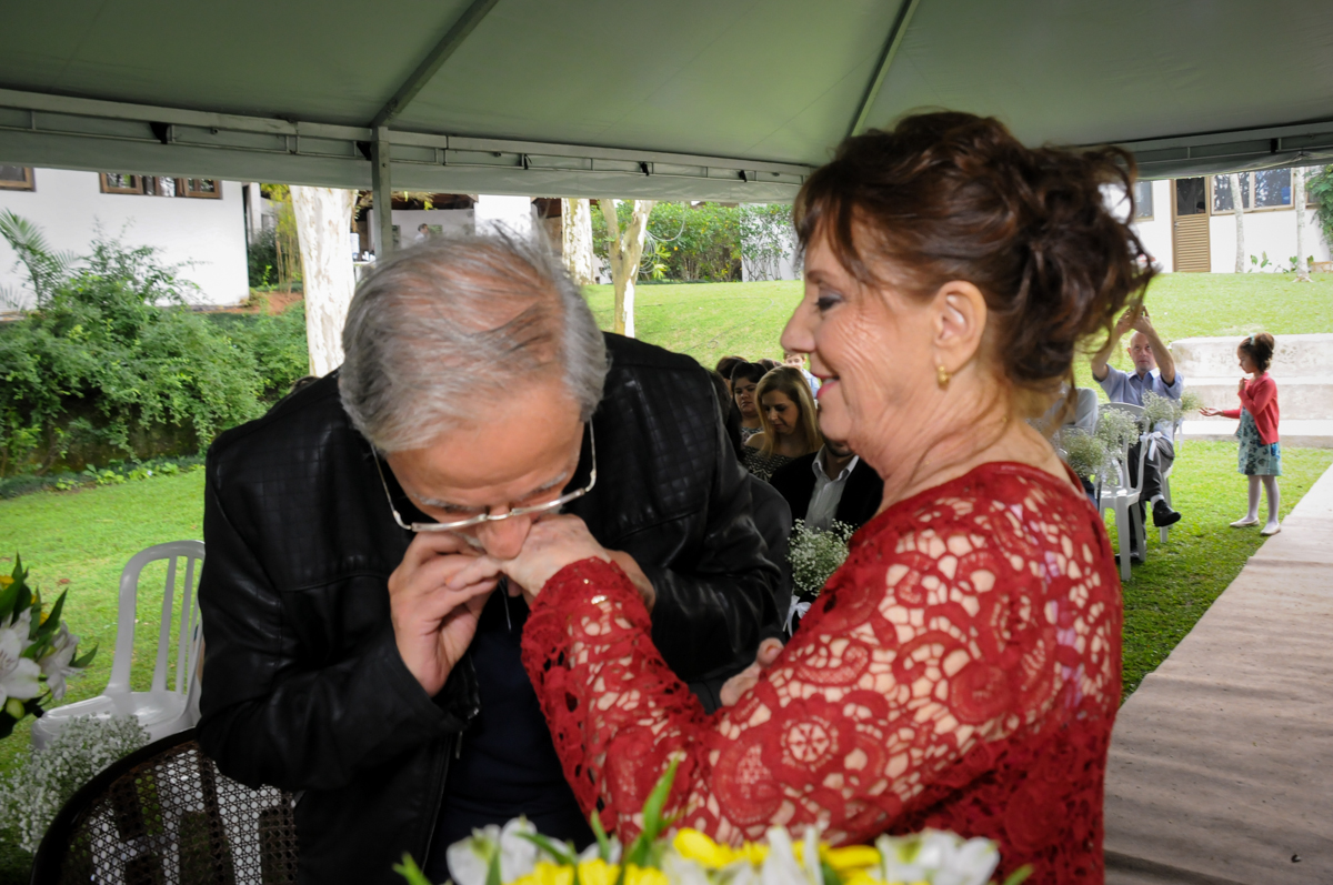 beijo-na-aliança-no-sítio-granja-viana-festa-adulto-bodas-de-ouro-placidia-e-eider