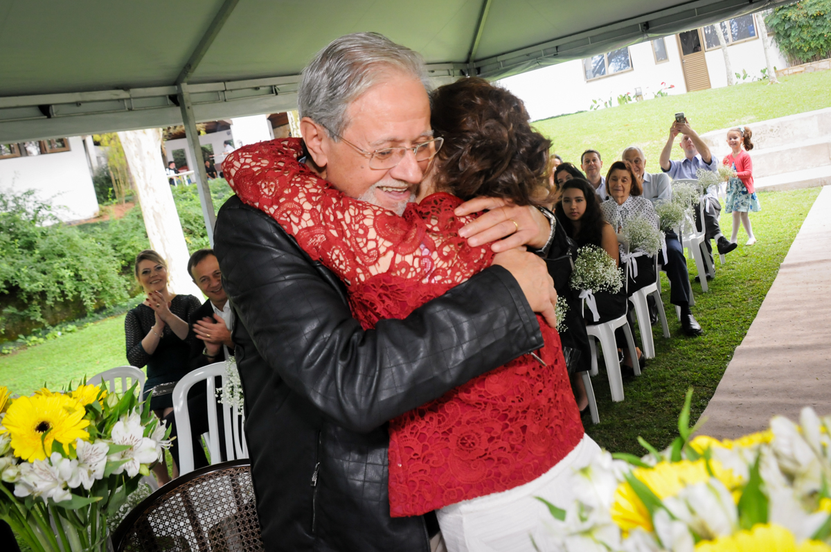 abraço-carinhoso-no-sítio-granja-viana-festa-adulto-bodas-de-ouro-placidia-e-eider