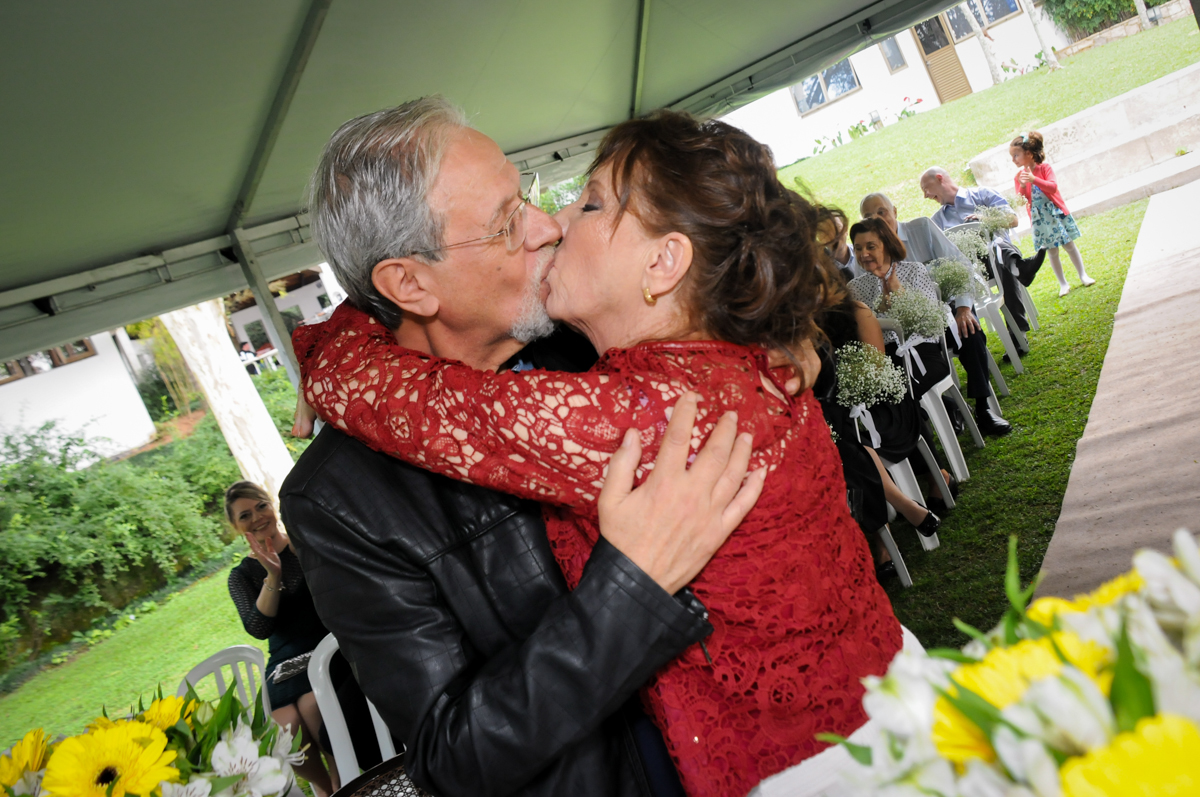 beijo-dos-noivos-no-sítio-granja-viana-festa-adulto-bodas-de-ouro-placidia-e-eider