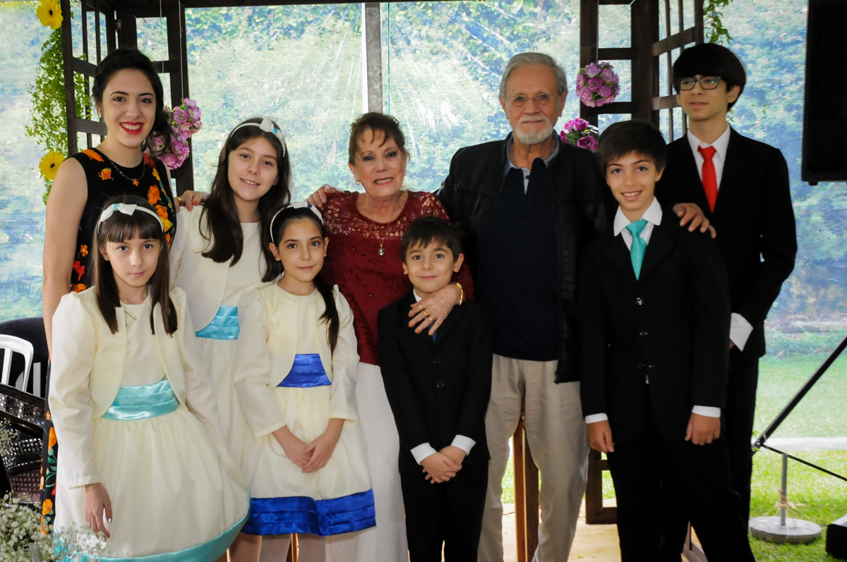 foto-com-os-netos-nosítio-granja-viana-festa-adulto-bodas-de-ouro-placidia-e-eider