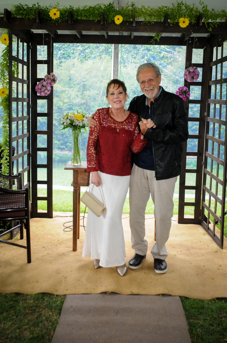 saída-dos-noivos-no-sítio-granja-viana-festa-adulto-bodas-de-ouro-placidia-e-eider