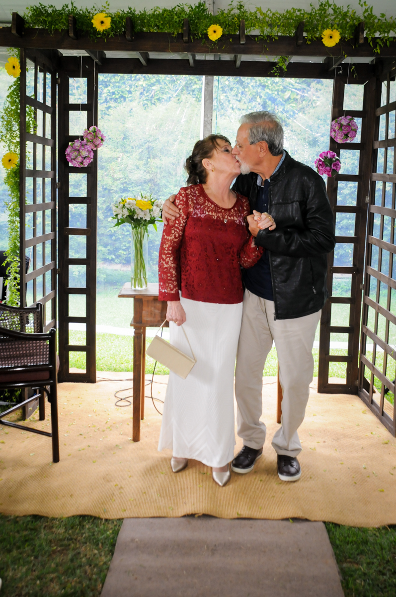 beijo-dos-noivos-no-sítio-granja-viana-festa-adulto-bodas-de-ouro-placidia-e-eider
