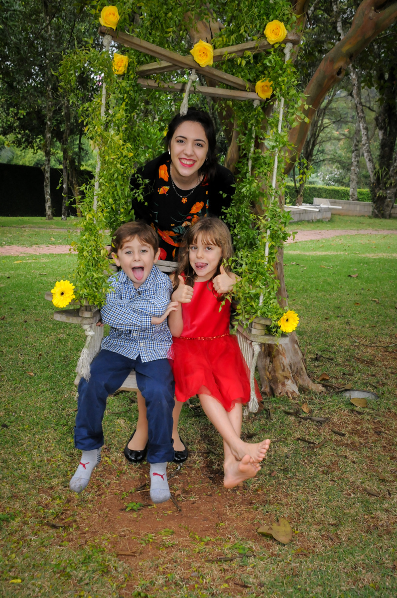 fotografia-dos-netos-no-sítio-granja-viana-festa-adulto-bodas-de-ouro-placidia-e-eider