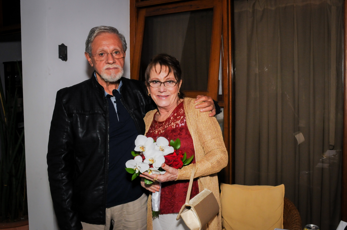 noivos-posam-para-a-foto-no-sítio-granja-viana-festa-adulto-bodas-de-ouro-placidia-e-eider