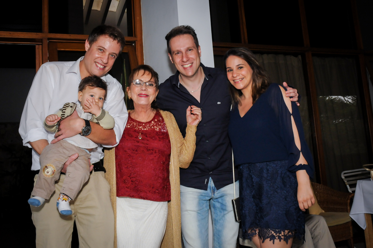 fotografia-com-os-migos-no-sítio-granja-viana-festa-adulto-bodas-de-ouro-placidia-e-eider