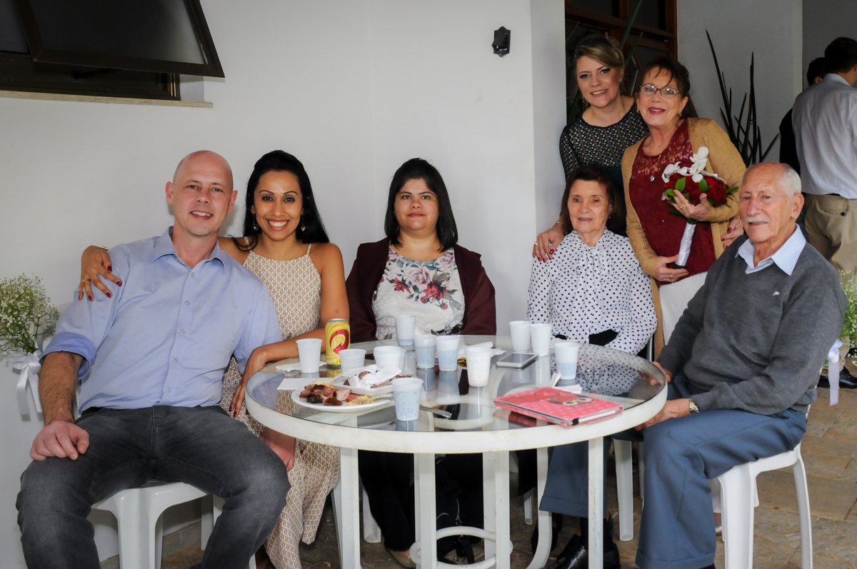foto-dos-noivos-com-os-convidados-n0-sítio-granja-viana-festa-adulto-bodas-de-ouro-placidia-e-eider
