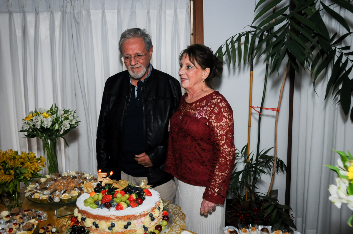 noivos-na-mesa-do-parabens-no-sítio-granja-viana-festa-adulto-bodas-de-ouro-placidia-e-eider