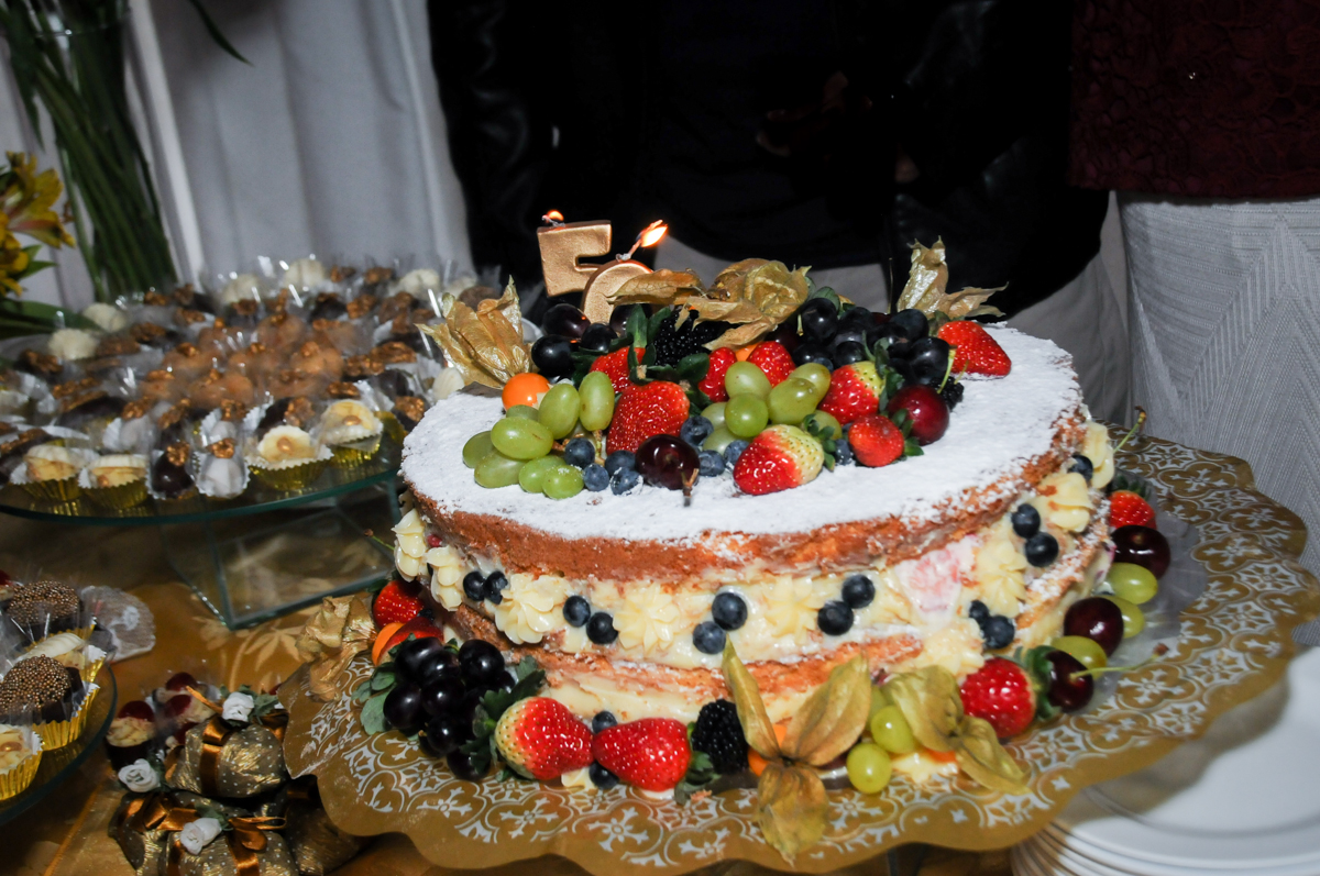 bolo-decorado-no-sítio-granja-viana-festa-adulto-bodas-de-ouro-placidia-e-eider