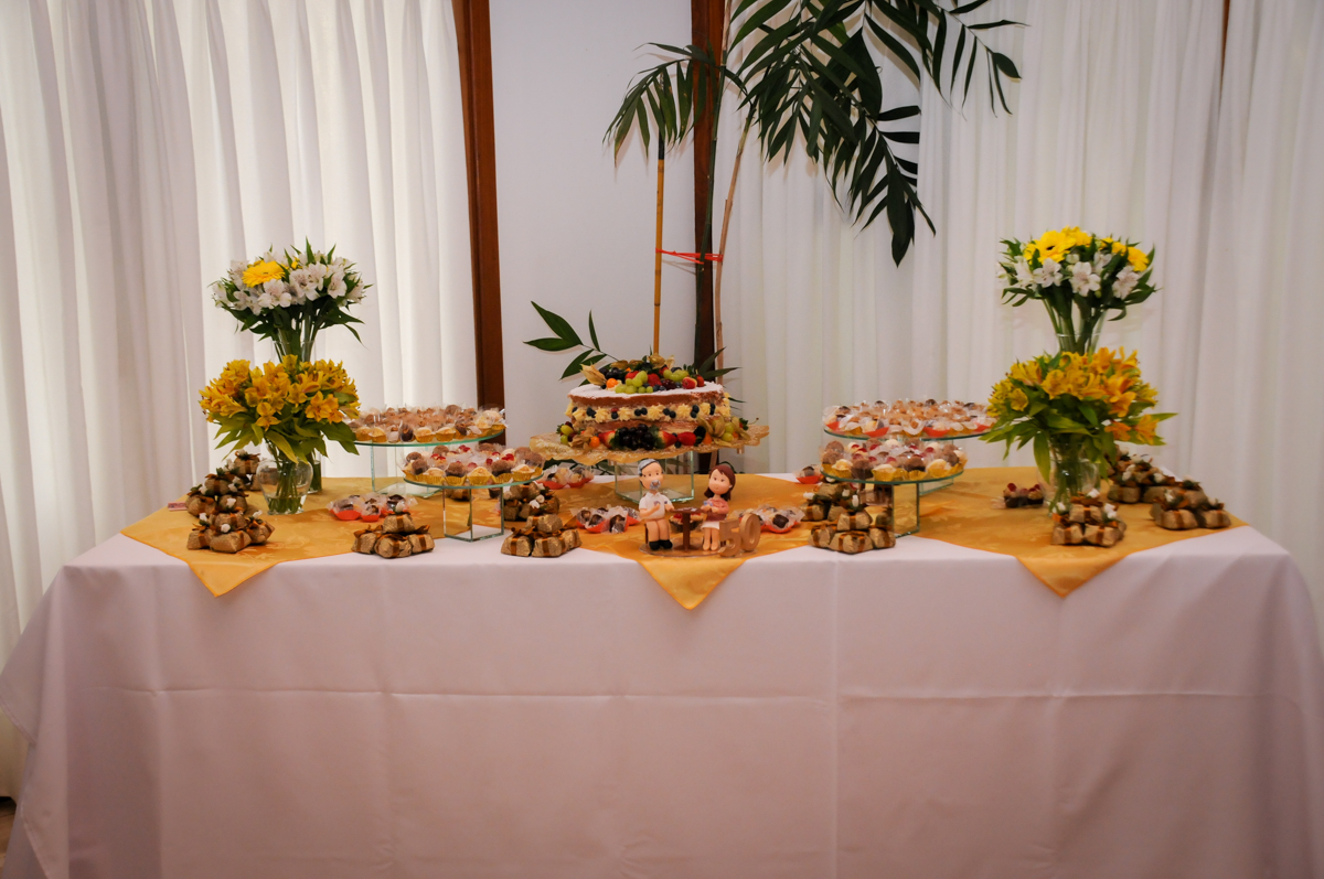 mesa-decorada-no-sítio-granja-viana-festa-adulto-bodas-de-ouro-placidia-e-eider