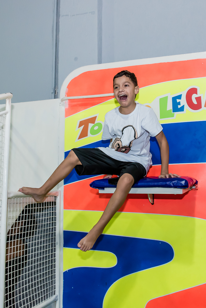 preparando para cair do brinquedo tombo legal