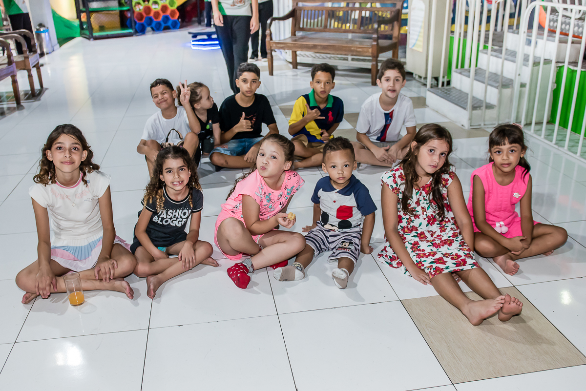 as crianças se acomodam para assistir o show do patati patata