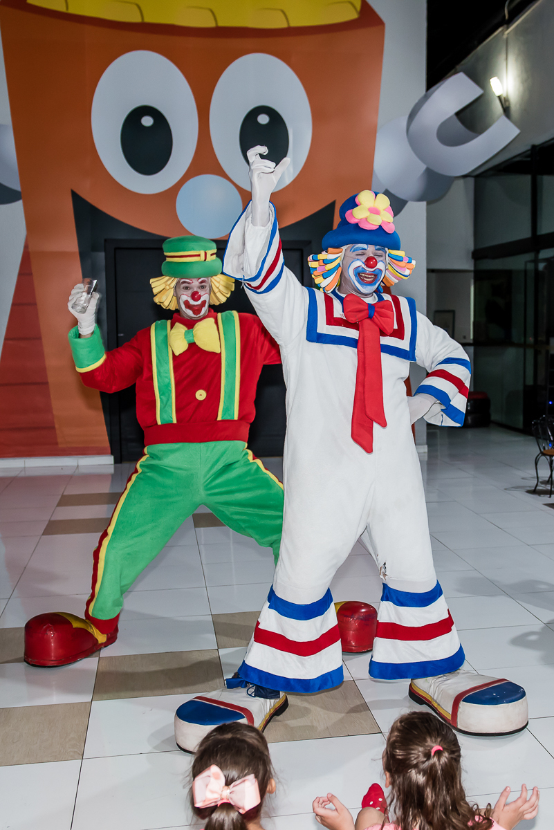 os palhaços se empenha para fazer as crianças rirem muito