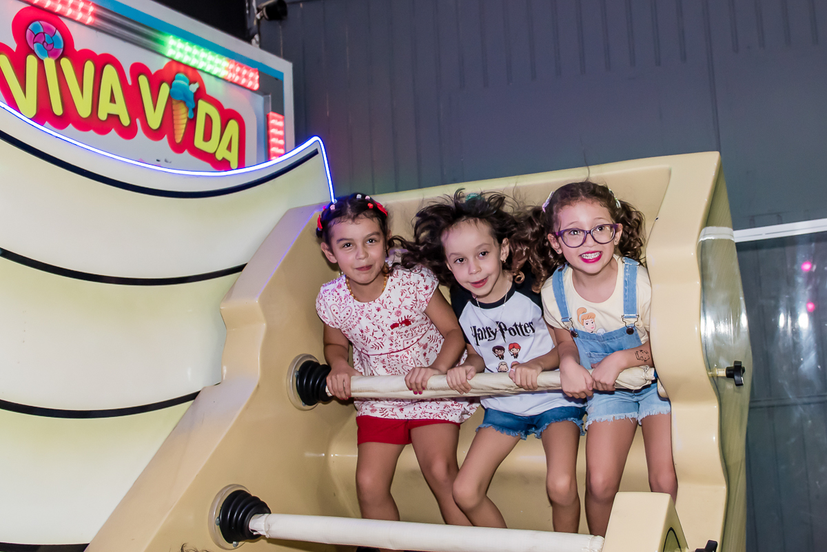 a molecada estão empolgada no brinquedo do barco