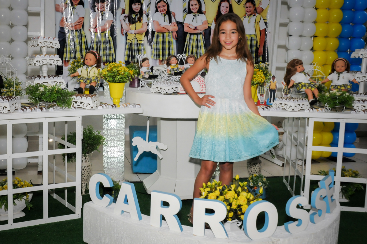 irmã-da-niversariante-é-fotografada-no-buffet-comics-morumbi-sp-festa-infantil-fotografia-de-marina-5-anos-tema-da-festa-carrossel