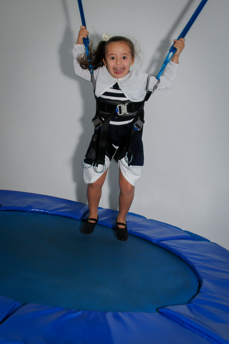 brincando-na-cama-elástica-no-buffet-comics-morumbi-sp-festa-infantil-fotografia-de-marina-5-anos-tema-da-festa-carrossel