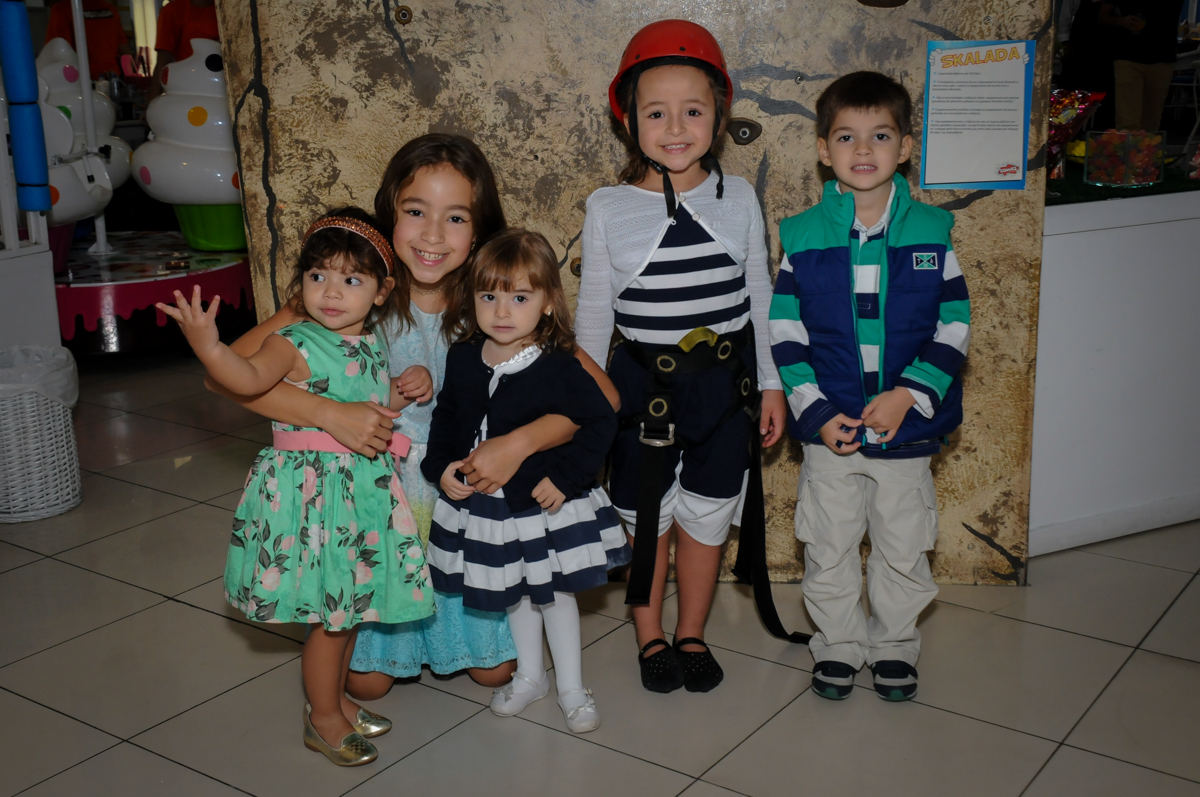 foto-das-amigas-no-buffet-comics-morumbi-sp-festa-infantil-fotografia-de-marina-5-anos-tema-da-festa-carrossel