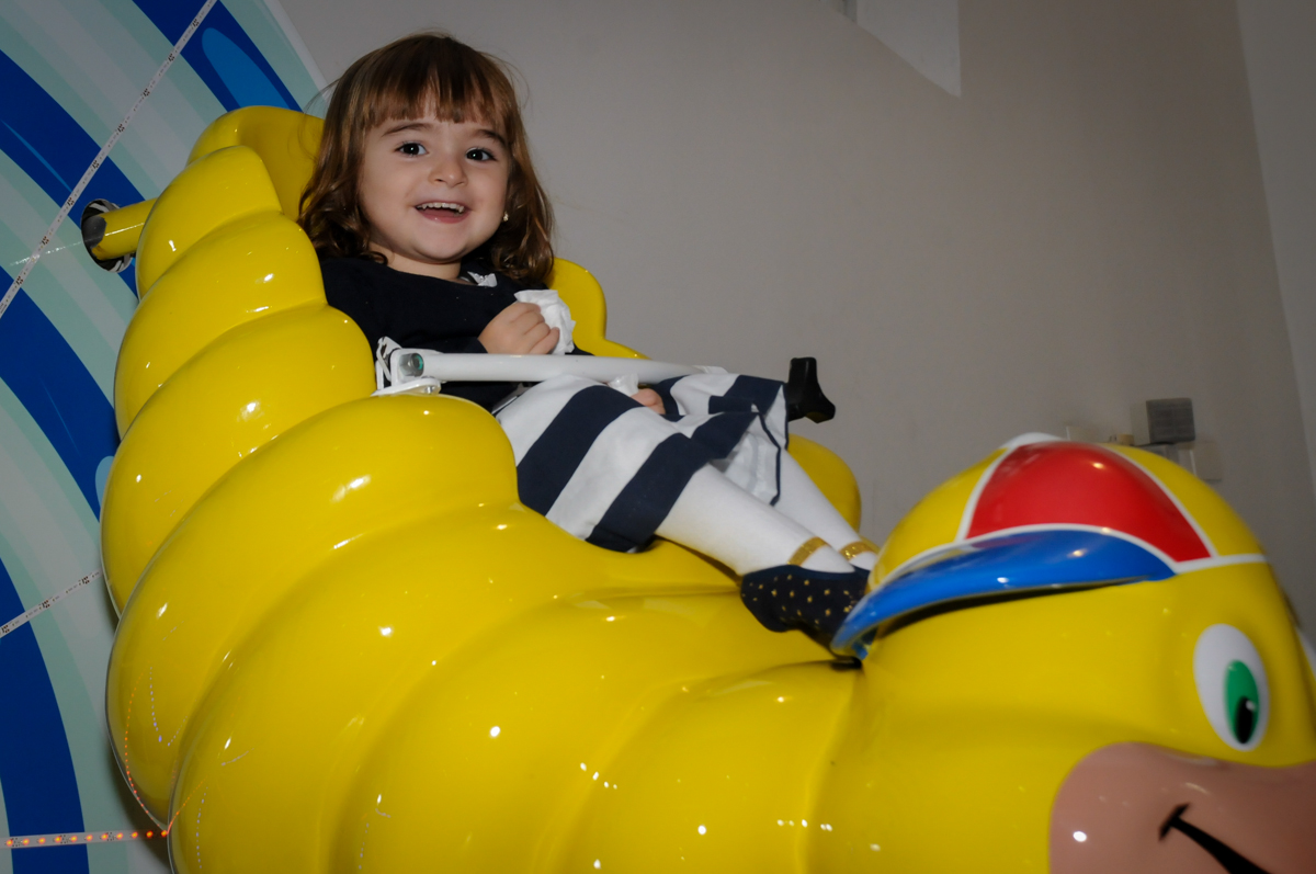 brincando-no-gira-gira-no-buffet-comics-morumbi-sp-festa-infantil-fotografia-de-marina-5-anos-tema-da-festa-carrossel