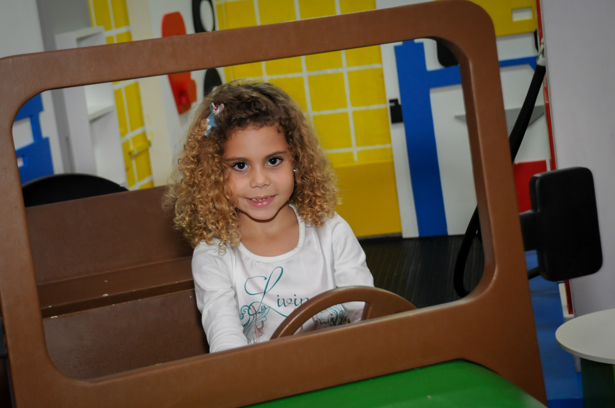 brincando-no-carrinho-no-buffet-comics-morumbi-sp-festa-infantil-fotografia-de-marina-5-anos-tema-da-festa-carrossel