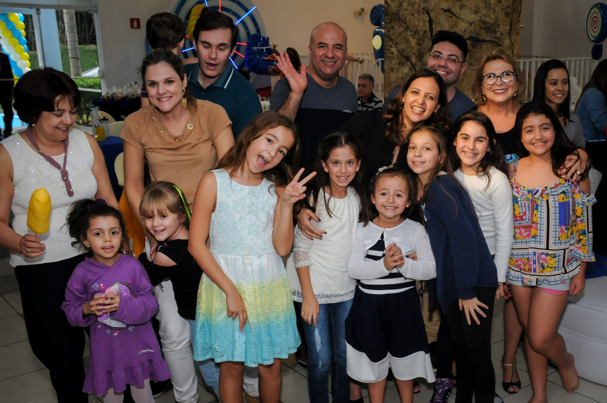 fotografia-dos-convidados-no-buffet-comics-morumbi-sp-festa-infantil-fotografia-de-marina-5-anos-tema-da-festa-carrossel