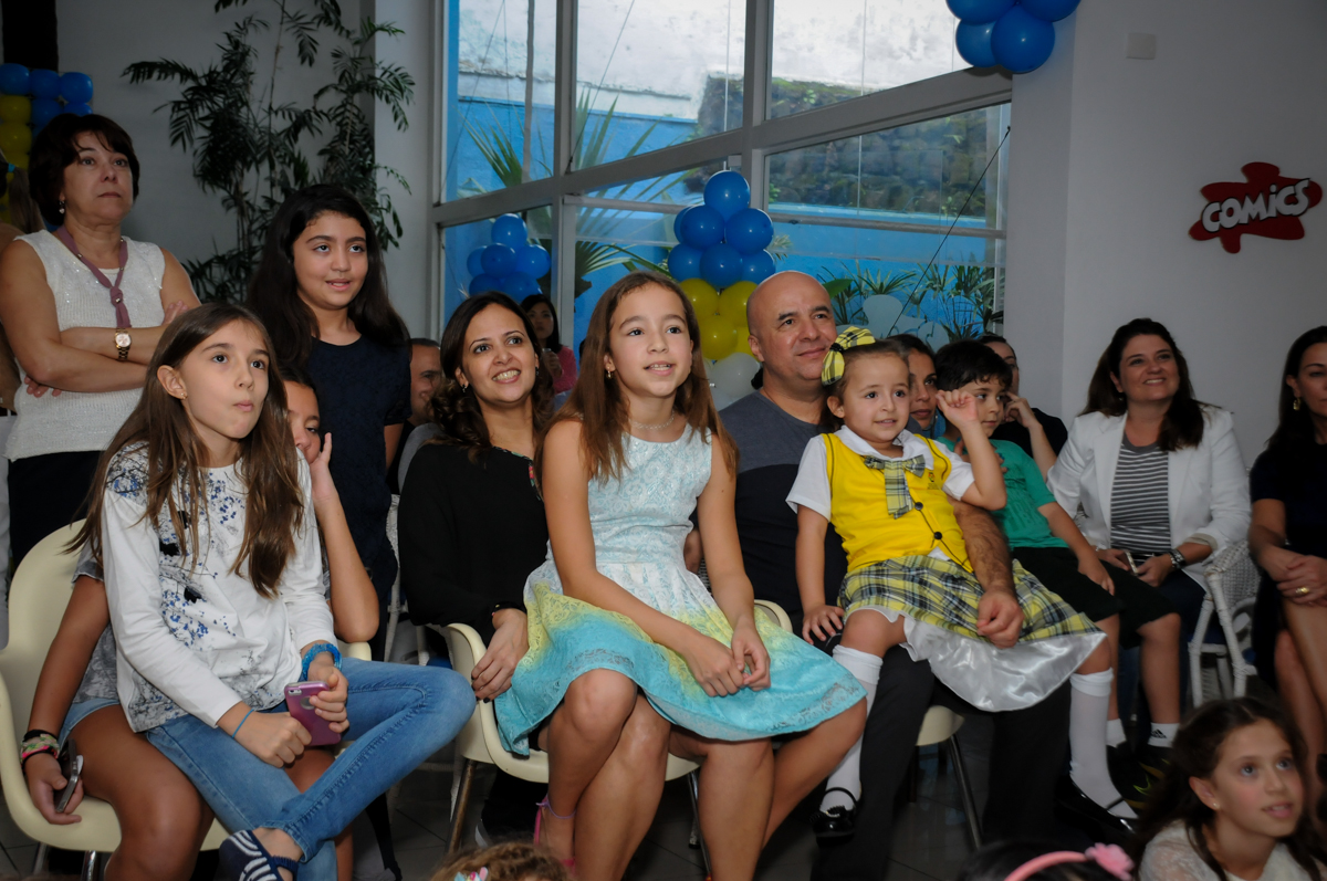 assistindo-a-retrospectiva-no-buffet-comics-morumbi-sp-festa-infantil-fotografia-de-marina-5-anos-tema-da-festa-carrossel