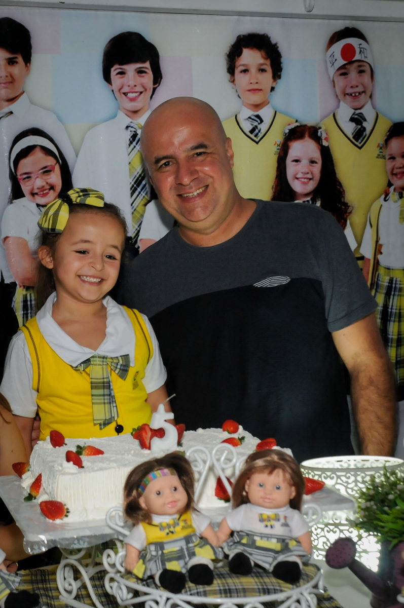 hora-do-parabéns-no-buffet-comics-morumbi-sp-festa-infantil-fotografia-de-marina-5-anos-tema-da-festa-carrossel