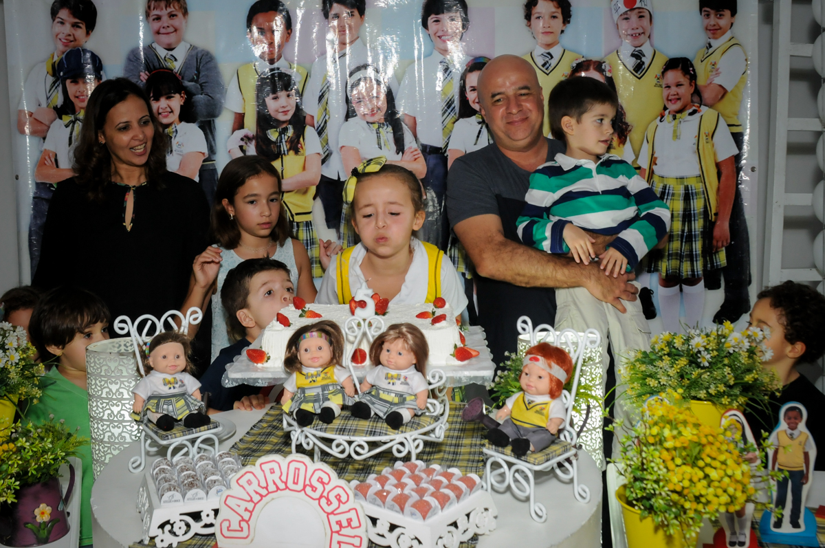 assoprando-a-vela-do-bolo-no-buffet-comics-morumbi-sp-festa-infantil-fotografia-de-marina-5-anos-tema-da-festa-carrossel