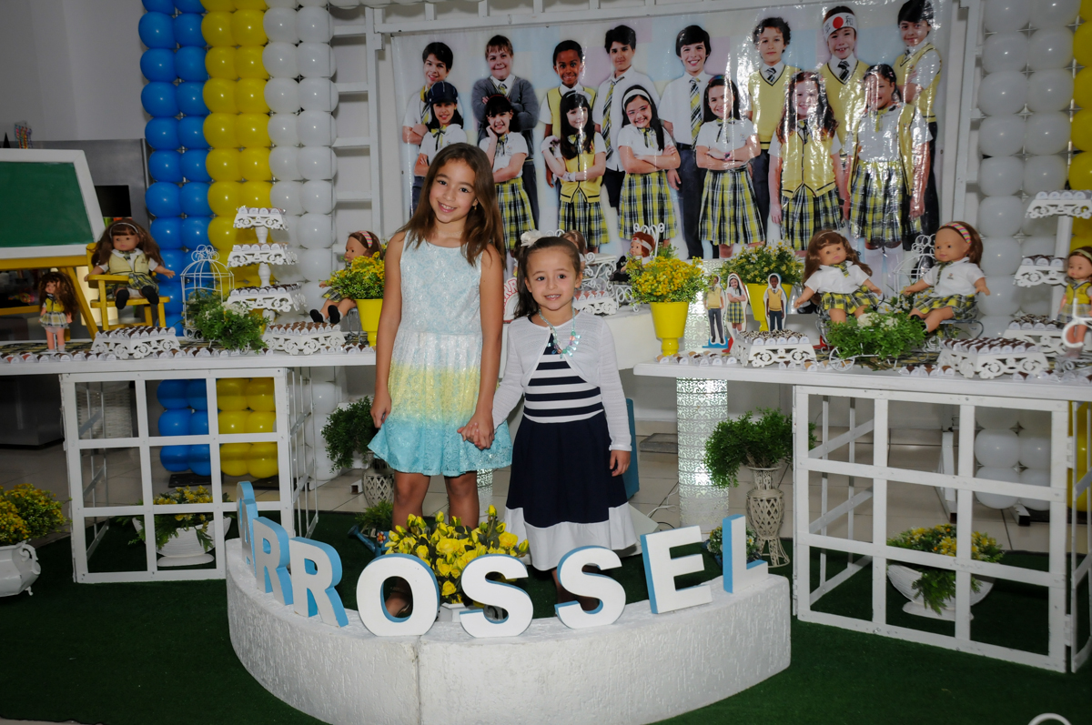 fotografia-das-irmãs-no-buffet-comics-morumbi-sp-festa-infantil-fotografia-de-marina-5-anos-tema-da-festa-carrossel