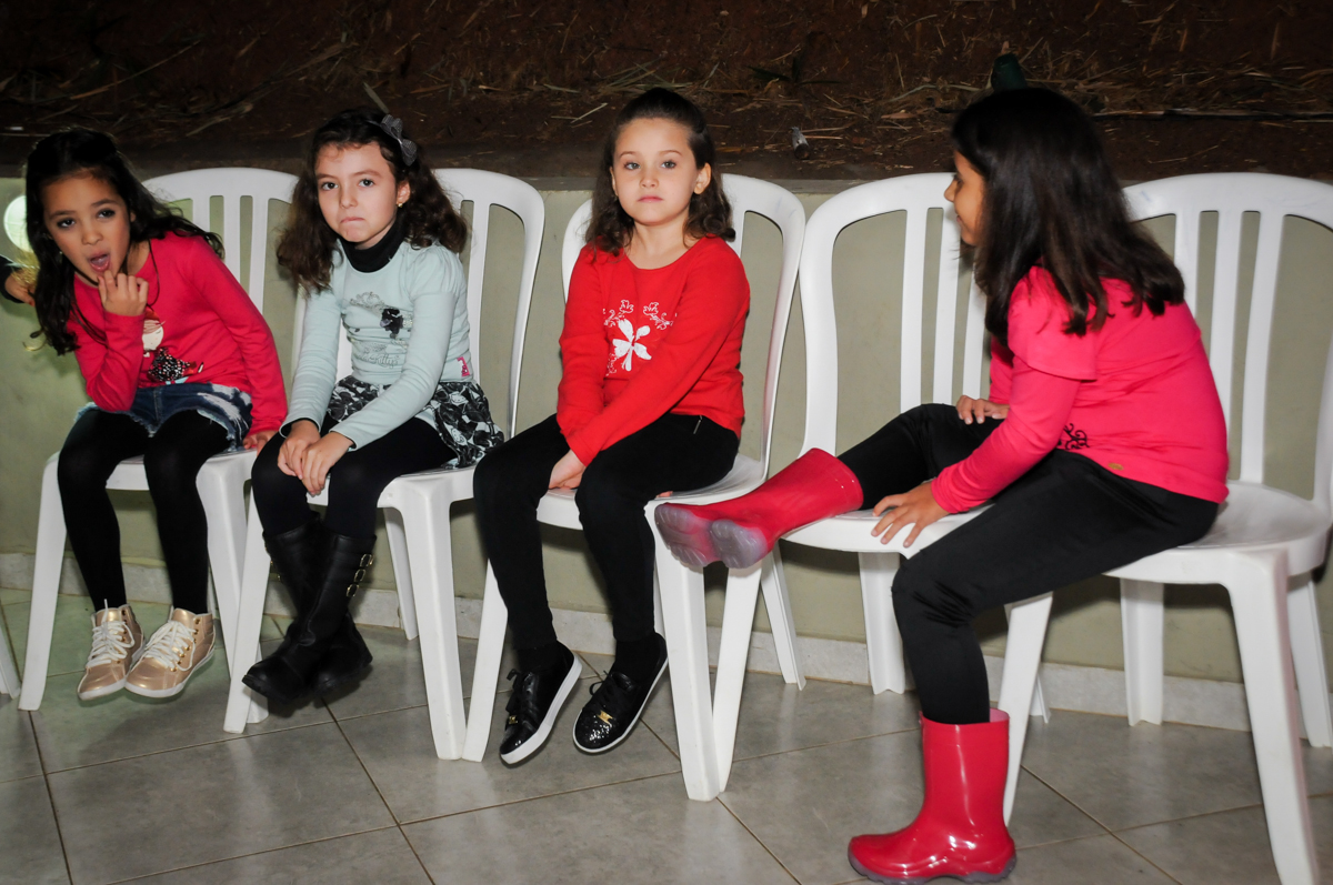 hora-da-recreação-no-Estádio-morumbi,são-paulo-sp-festa-infantil-fotografia-de-ariadne-7-anos-tema-da-festa-a-bela-e-a-fera