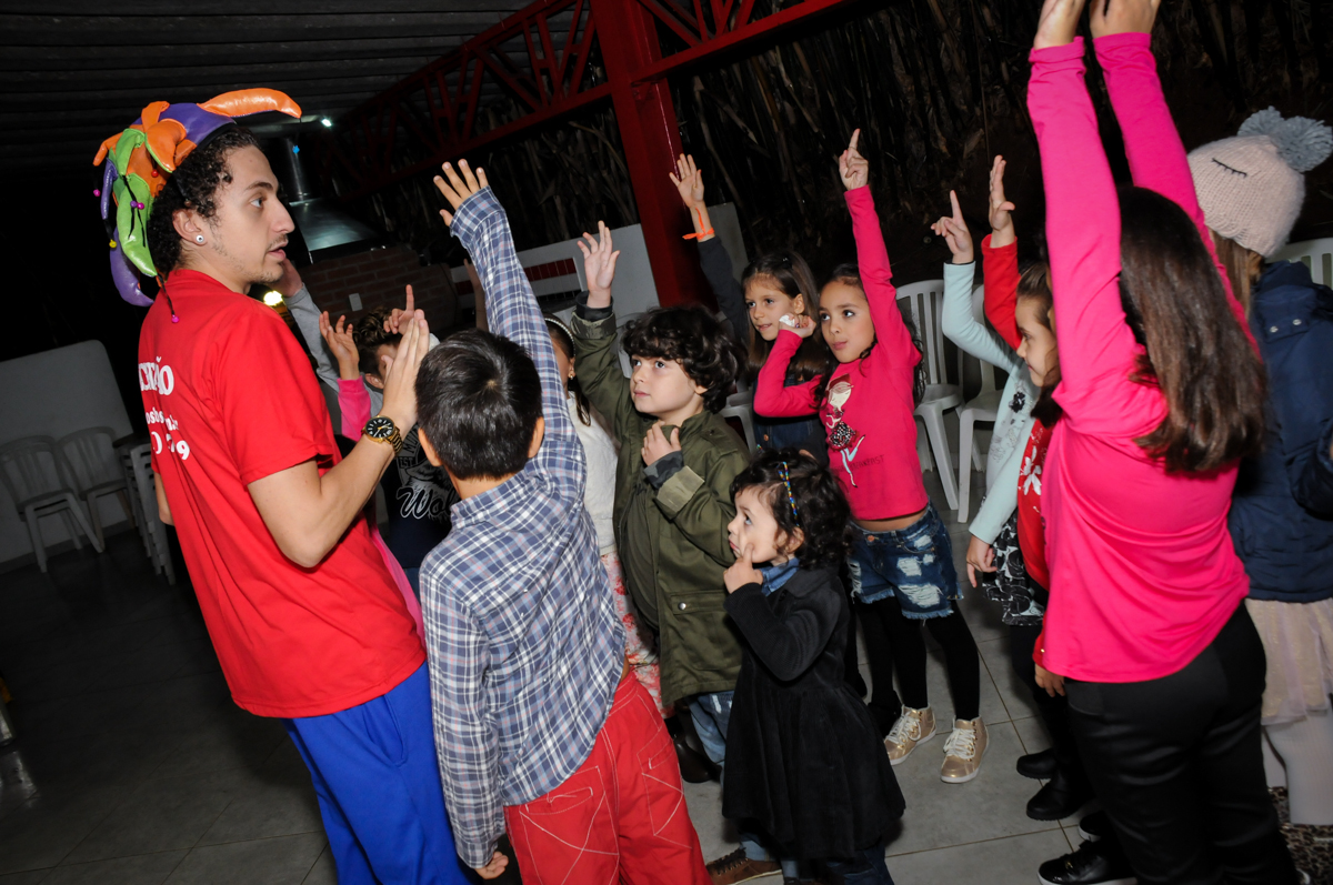 brincadeira-de-pega-pega-no-Estádio-morumbi,são-paulo-sp-festa-infantil-fotografia-de-ariadne-7-anos-tema-da-festa-a-bela-e-a-fera