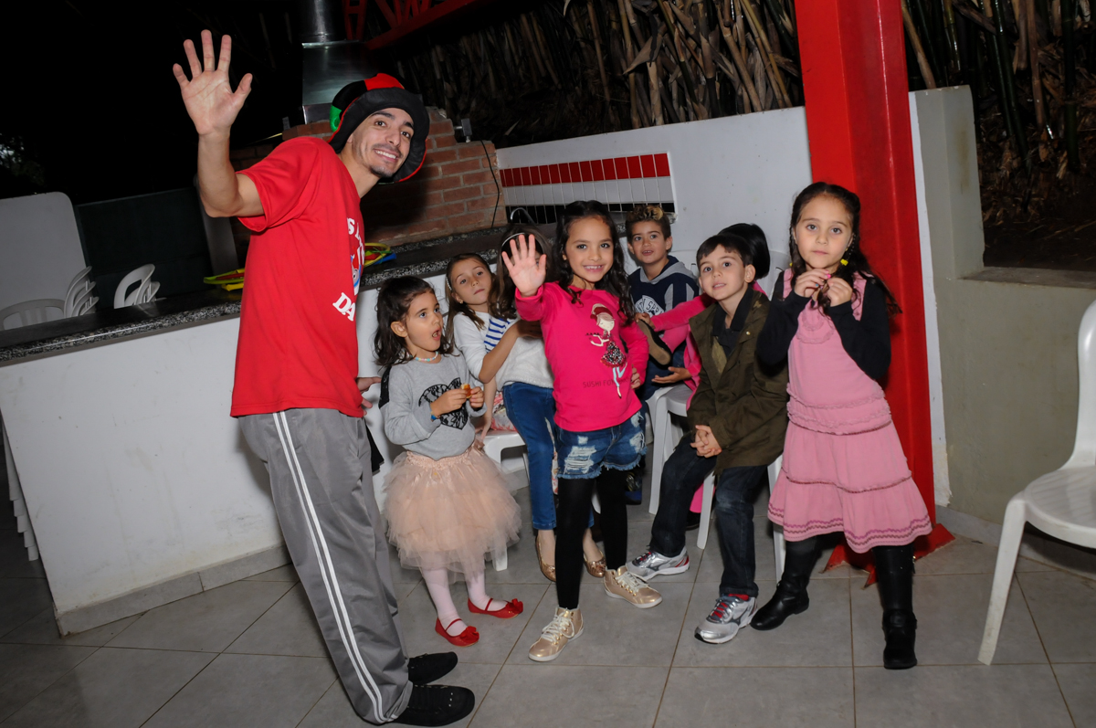 muita-alegria-no-Estádio-morumbi,são-paulo-sp-festa-infantil-fotografia-de-ariadne-7-anos-tema-da-festa-a-bela-e-a-fera