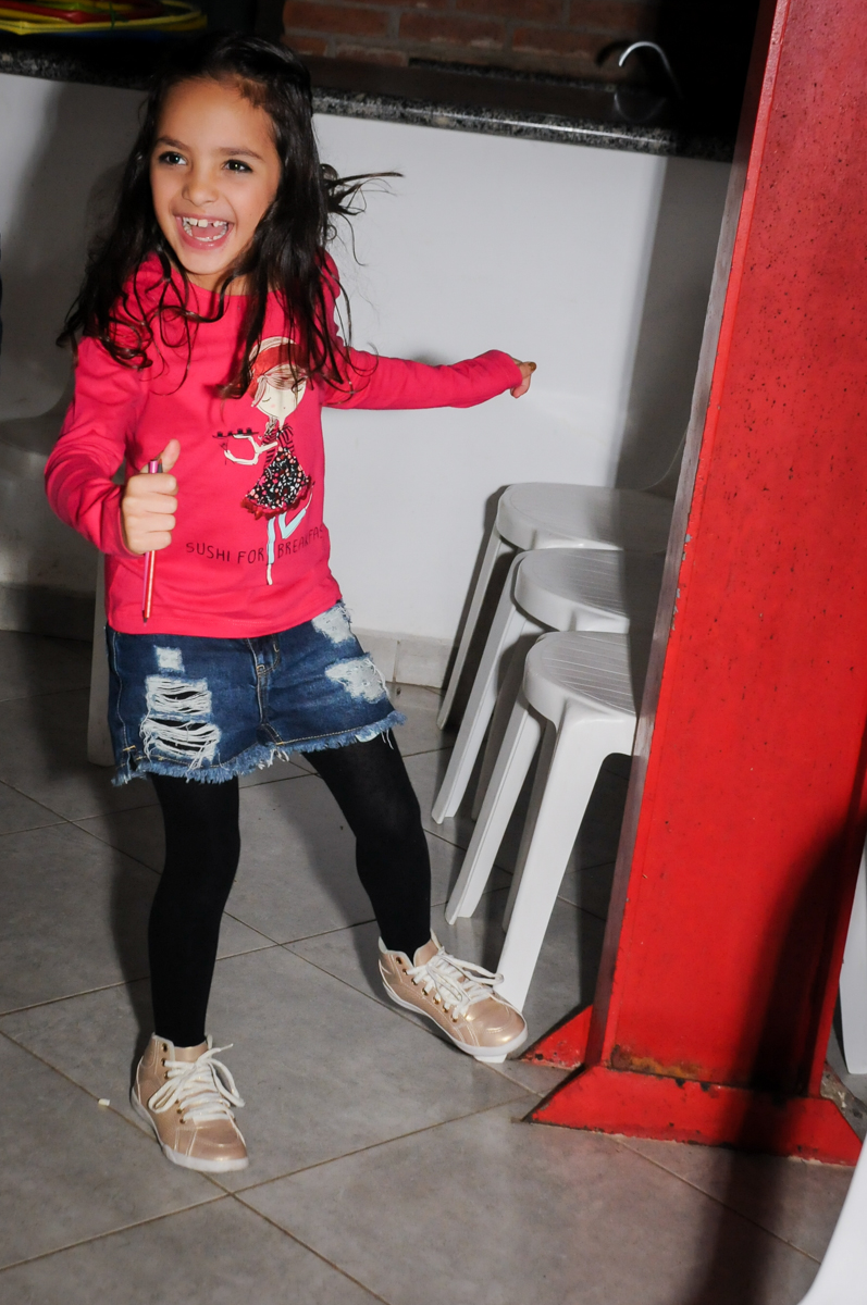 aniversariante-participa-das-brincadeiras-no-Estádio-morumbi,são-paulo-sp-festa-infantil-fotografia-de-ariadne-7-anos-tema-da-festa-a-bela-e-a-fera