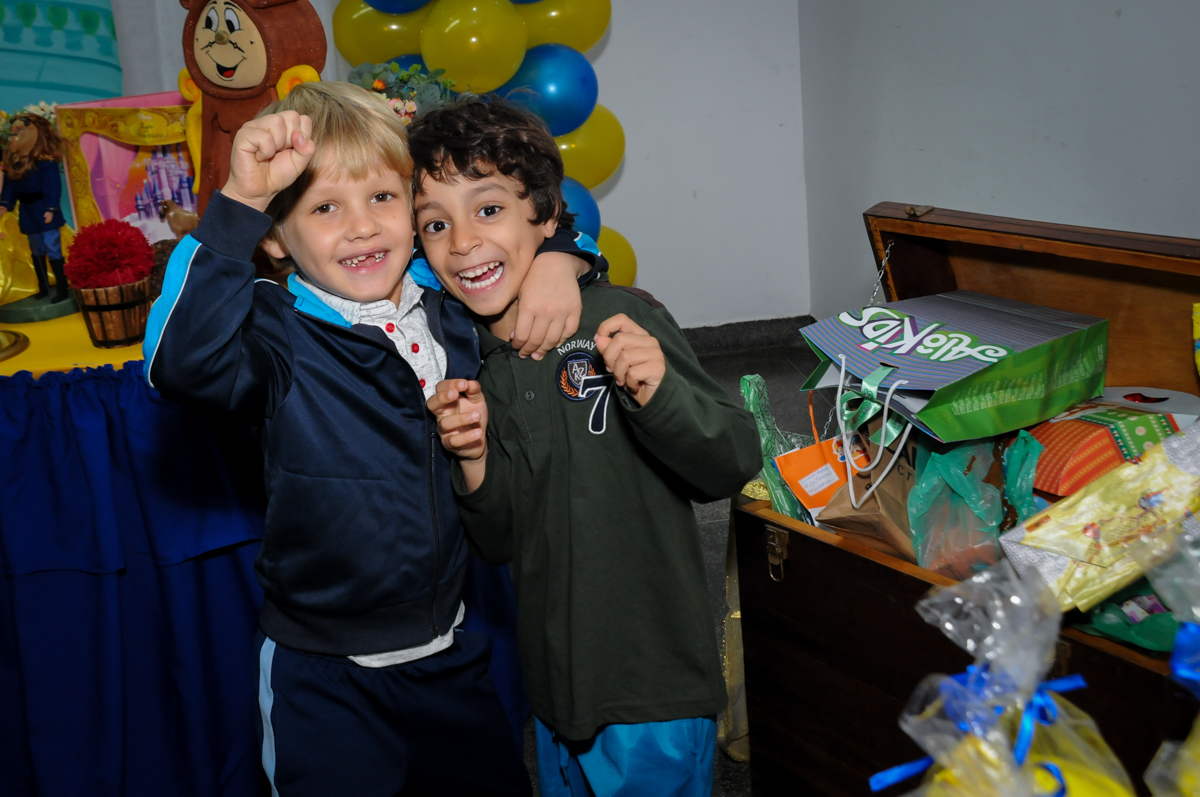 abraço-do-amigo-no-Estádio-morumbi,são-paulo-sp-festa-infantil-fotografia-de-ariadne-7-anos-tema-da-festa-a-bela-e-a-fera