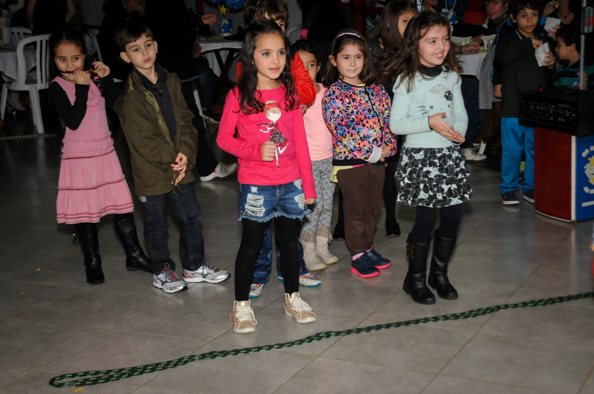 brincando-de-pular-corda-no-Estádio-morumbi,são-paulo-sp-festa-infantil-fotografia-de-ariadne-7-anos-tema-da-festa-a-bela-e-a-fera
