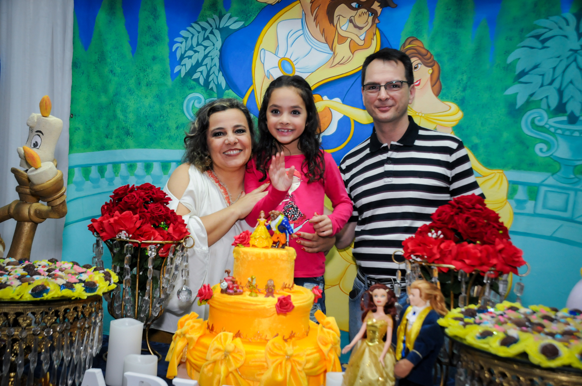 fotografia-na-mesa-do-bolo-no-Estádio-morumbi,são-paulo-sp-festa-infantil-fotografia-de-ariadne-7-anos-tema-da-festa-a-bela-e-a-fera