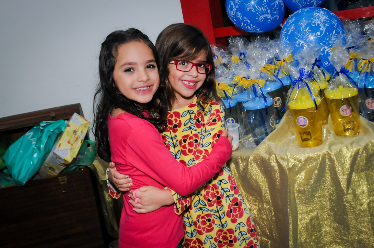recebendo-amiga-no-Estádio-morumbi,são-paulo-sp-festa-infantil-fotografia-de-ariadne-7-anos-tema-da-festa-a-bela-e-a-fera