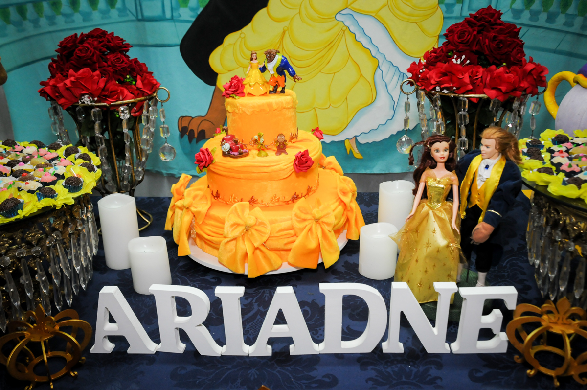 mesa-decorada-no-Estádio-morumbi,são-paulo-sp-festa-infantil-fotografia-de-ariadne-7-anos-tema-da-festa-a-bela-e-a-fera
