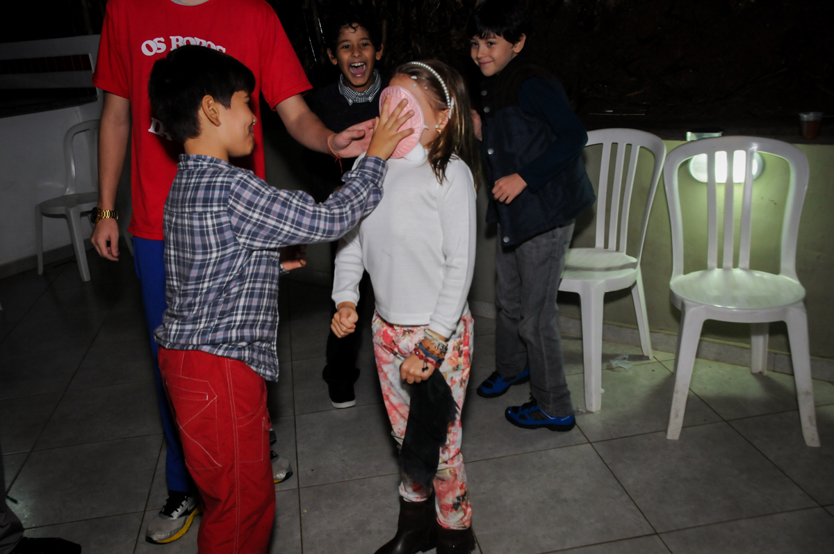 brincando-de-torta-na-cara-no-Estádio-morumbi,são-paulo-sp-festa-infantil-fotografia-de-ariadne-7-anos-tema-da-festa-a-bela-e-a-fera