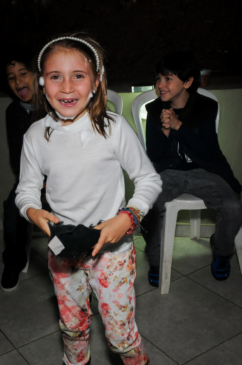 bagunça-na-festa-no-Estádio-morumbi,são-paulo-sp-festa-infantil-fotografia-de-ariadne-7-anos-tema-da-festa-a-bela-e-a-fera