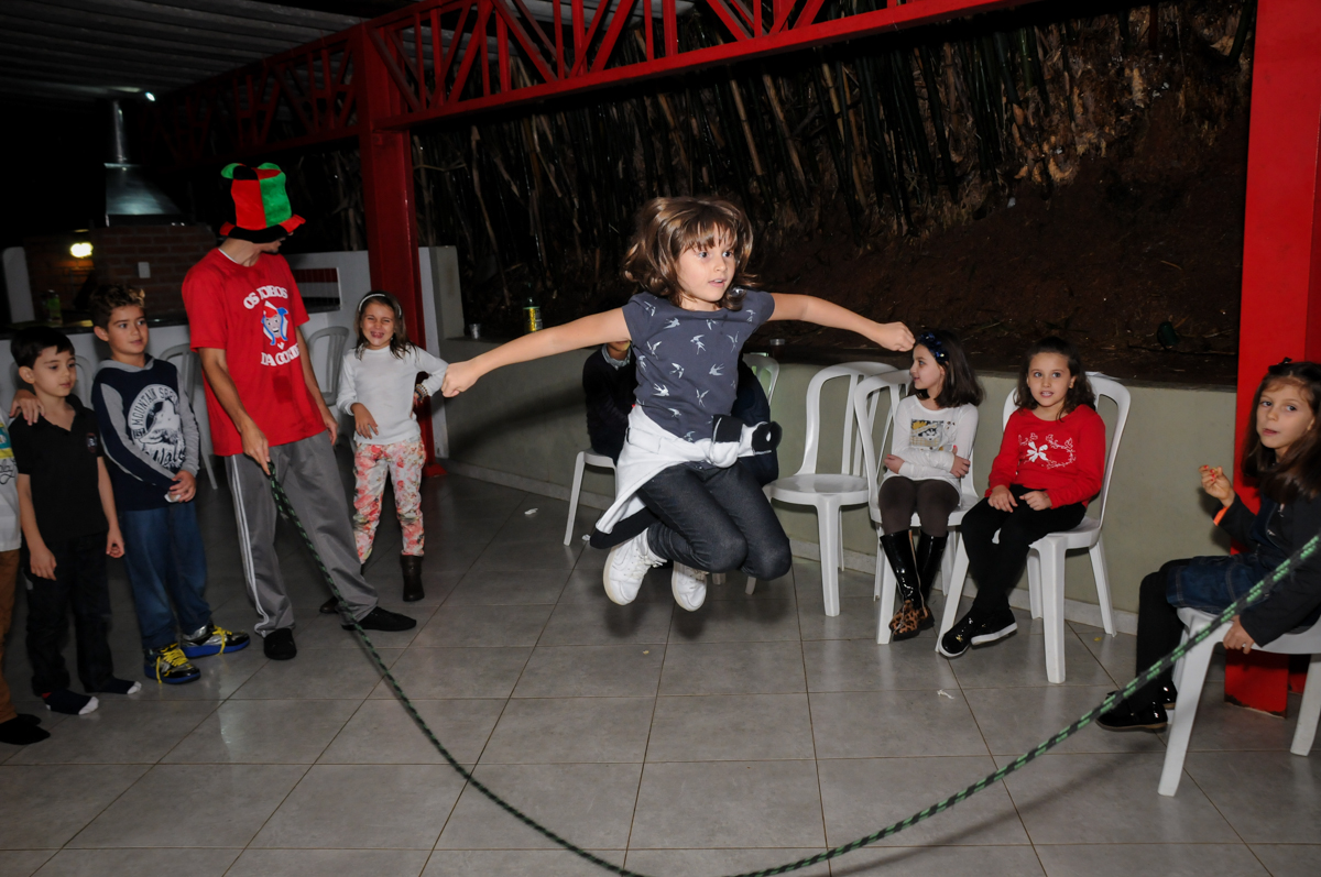 brincar-de-pular-corda-no-Estádio-morumbi,são-paulo-sp-festa-infantil-fotografia-de-ariadne-7-anos-tema-da-festa-a-bela-e-a-fera