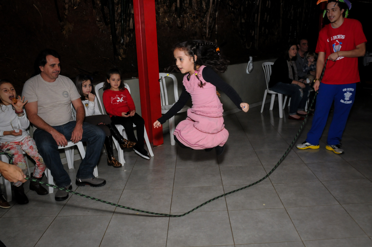 pular-corda-animada-no-Estádio-morumbi,são-paulo-sp-festa-infantil-fotografia-de-ariadne-7-anos-tema-da-festa-a-bela-e-a-fera