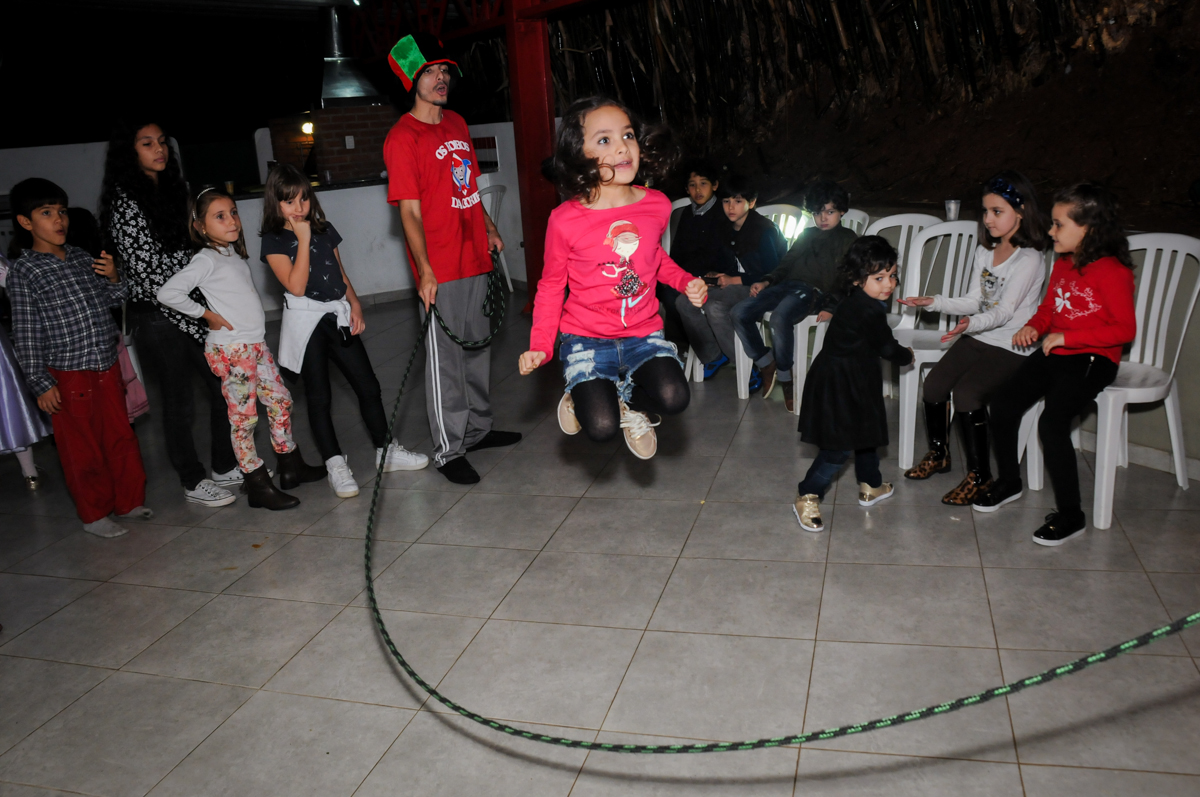 aniversariante-tembém-brinca-de-pular-corda-n0-Estádio-morumbi,são-paulo-sp-festa-infantil-fotografia-de-ariadne-7-anos-tema-da-festa-a-bela-e-a-fera