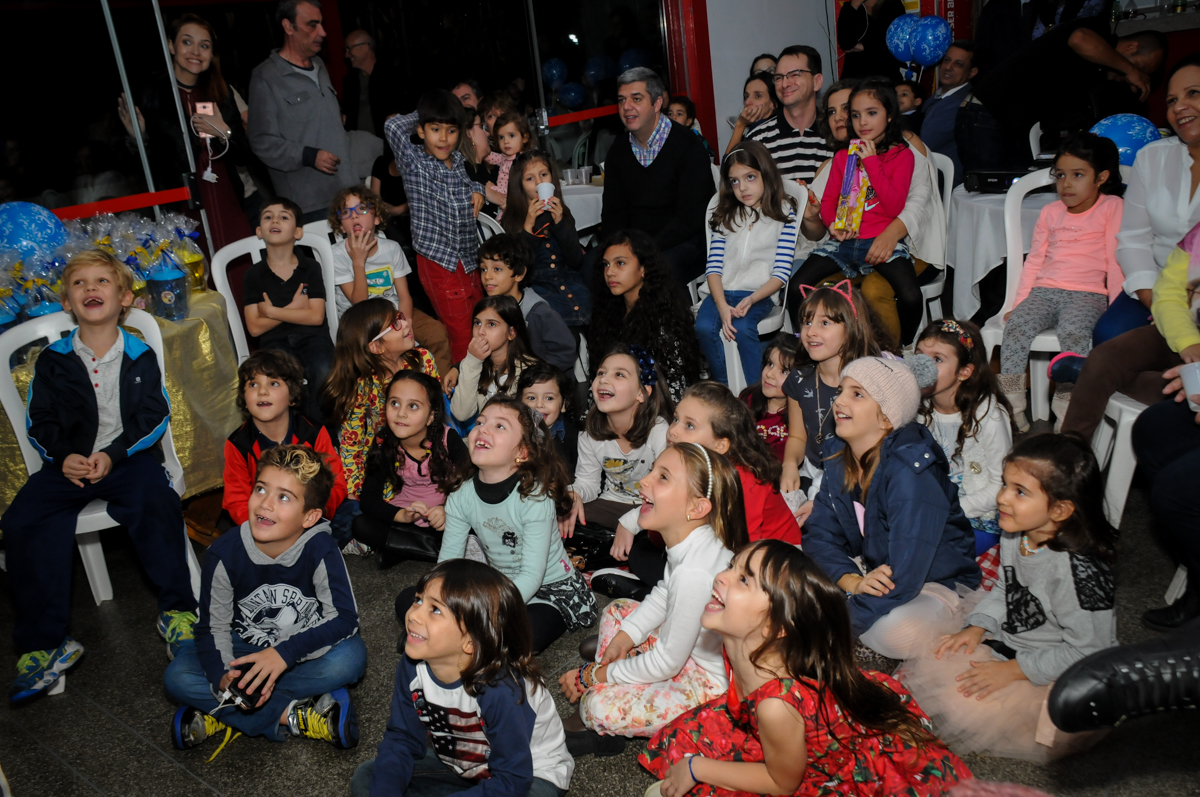 assistindo-a-retrospectiva-no-Estádio-morumbi,são-paulo-sp-festa-infantil-fotografia-de-ariadne-7-anos-tema-da-festa-a-bela-e-a-fera