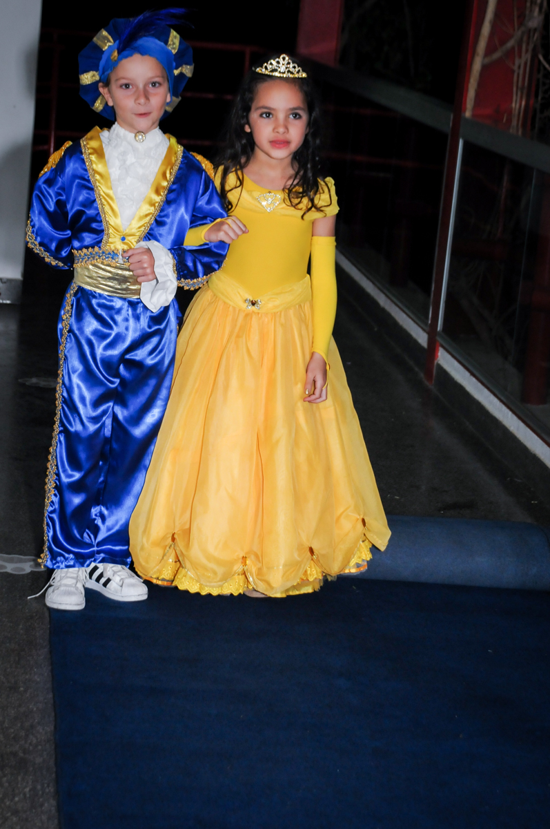 hora-do-parabéns-no-Estádio-morumbi,são-paulo-sp-festa-infantil-fotografia-de-ariadne-7-anos-tema-da-festa-a-bela-e-a-fera