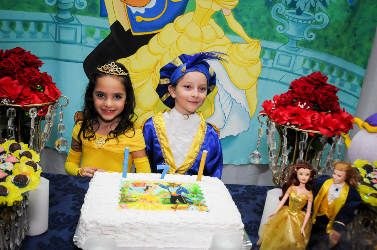 entrada-do-príncipe-e-da-princesa-no-Estádio-morumbi,são-paulo-sp-festa-infantil-fotografia-de-ariadne-7-anos-tema-da-festa-a-bela-e-a-fera