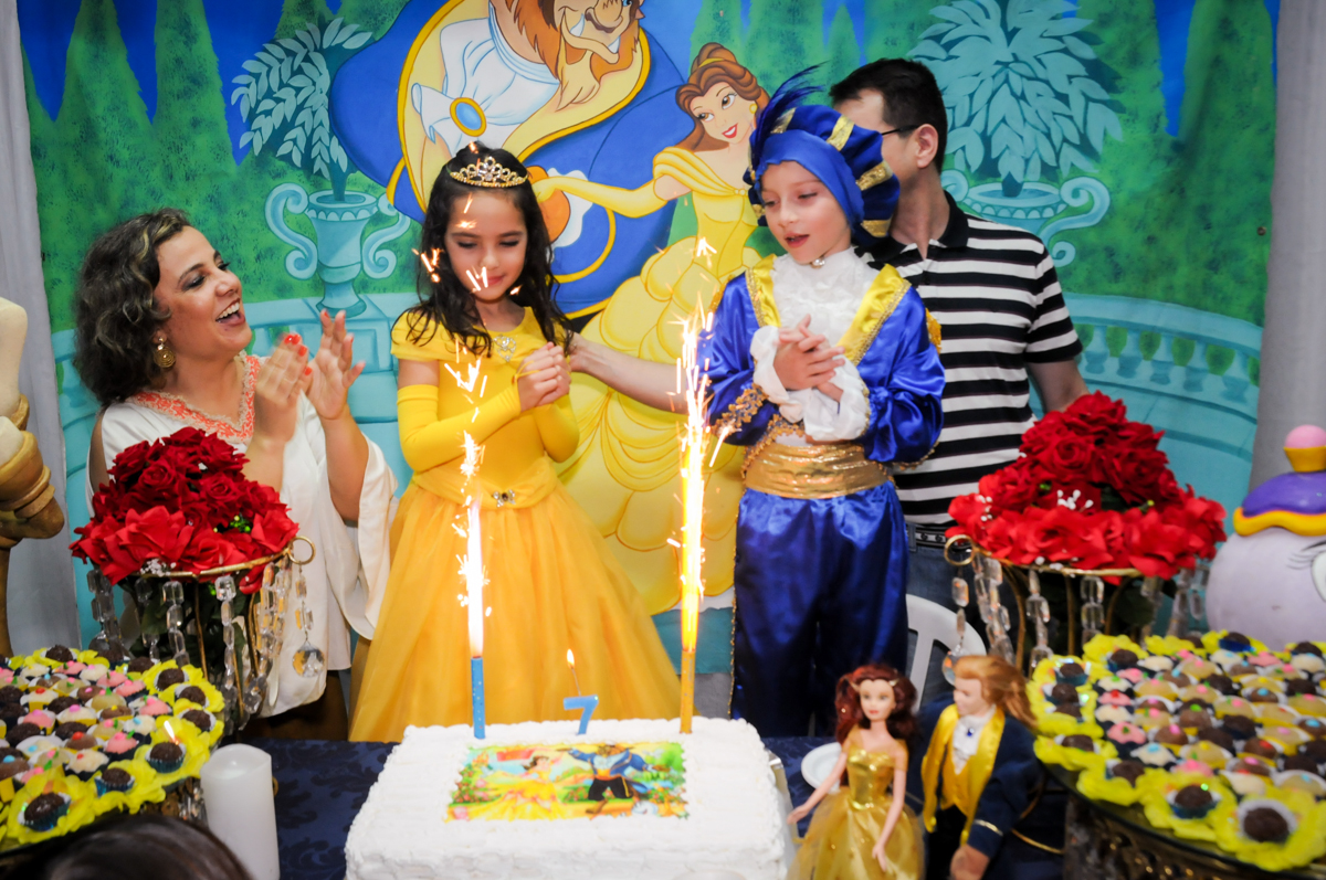 hora-do-parabéns-no-Estádio-morumbi,são-paulo-sp-festa-infantil-fotografia-de-ariadne-7-anos-tema-da-festa-a-bela-e-a-fera