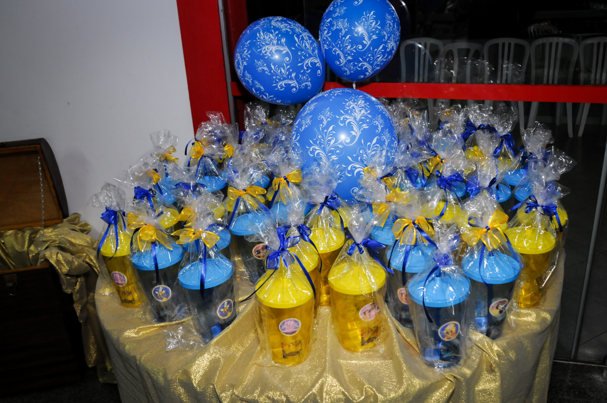 lembrancinha-da-festa-no-Estádio-morumbi,são-paulo-sp-festa-infantil-fotografia-de-ariadne-7-anos-tema-da-festa-a-bela-e-a-fera