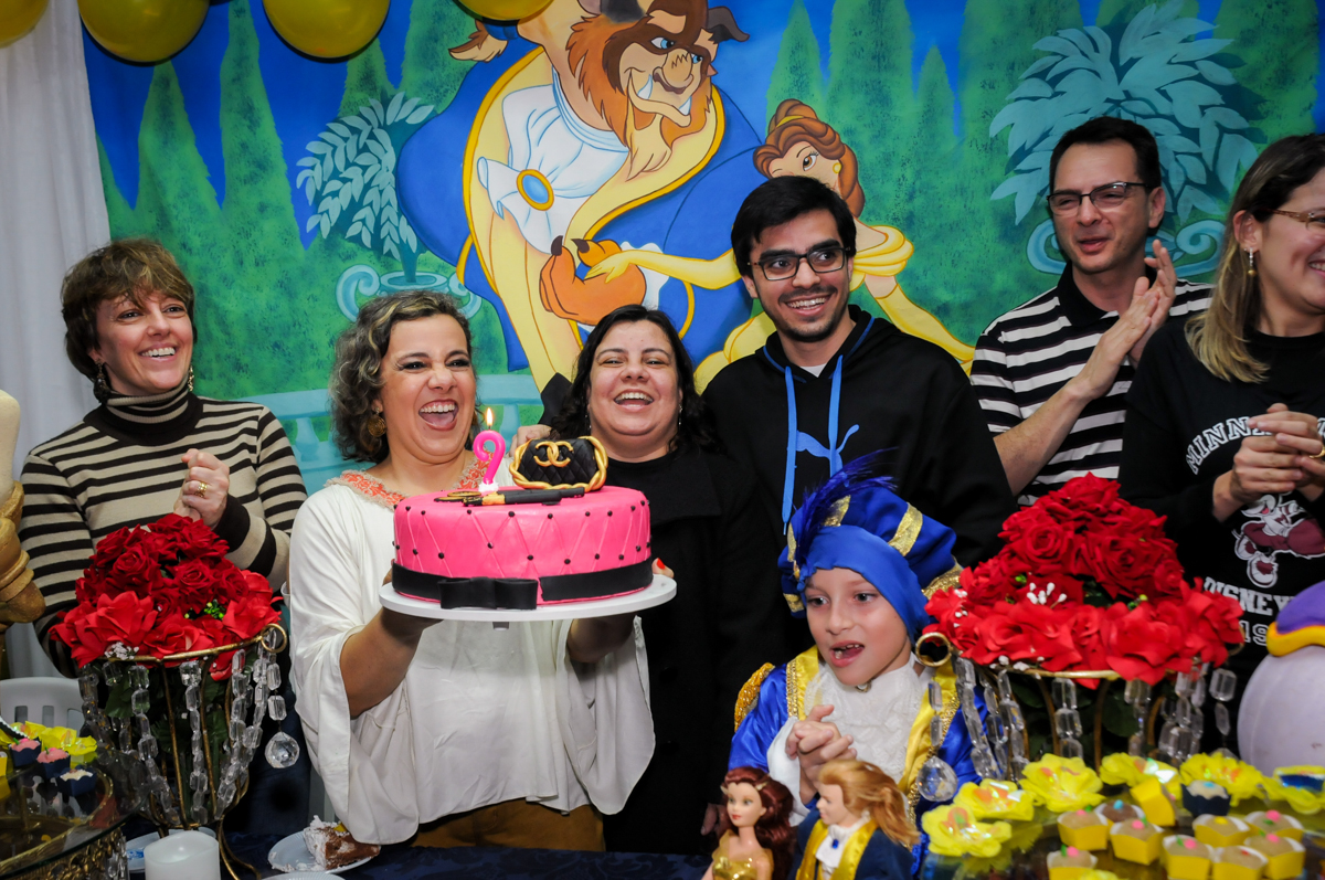 bolo-de-aniversário-no-Estádio-morumbi,são-paulo-sp-festa-infantil-fotografia-de-ariadne-7-anos-tema-da-festa-a-bela-e-a-fera